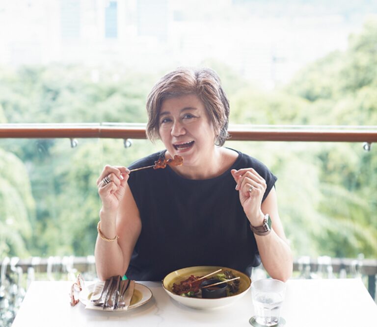 ケーブルカーの乗り場にある絶景レストラン「ARBORA(アルボラ)」で街や海を見下ろしながら海南鶏飯に舌鼓。