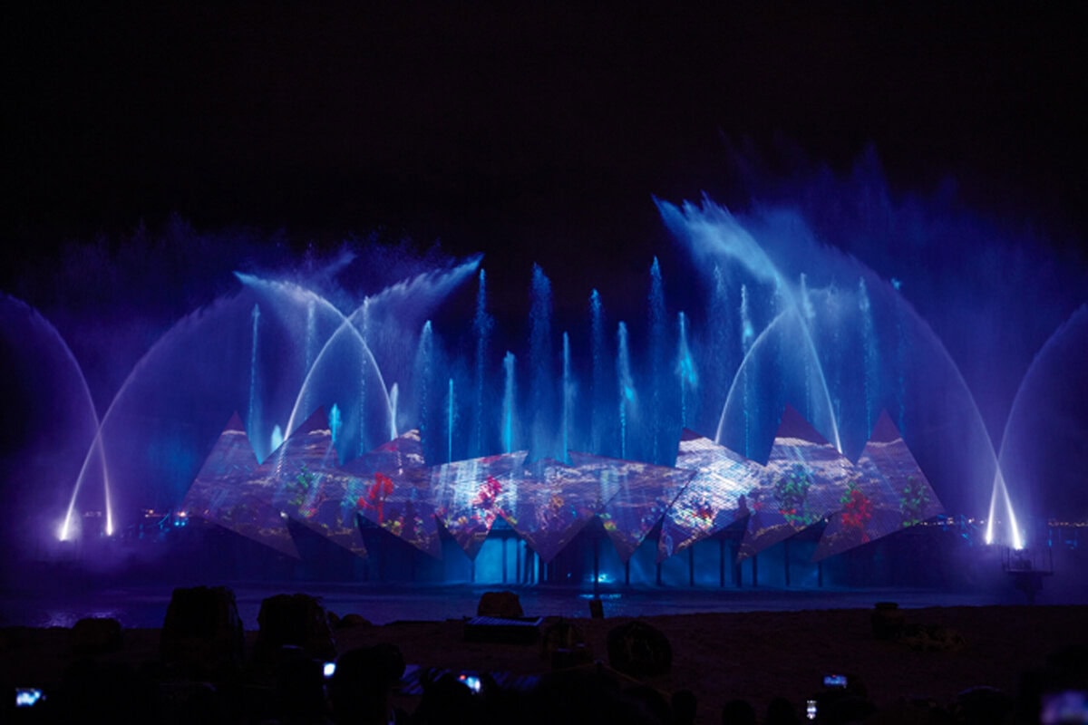 海をバッグに、水のスクリーンに投影される鮮やかな3Dプロジェクションマッピングや花火は迫力満点。