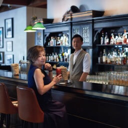 本家本元「ロングバー」のシンガポールスリングは、ジンをベースに、パイナップルやライムのジュース、チェリーリキュール、グレナデンシロップをブレンド。