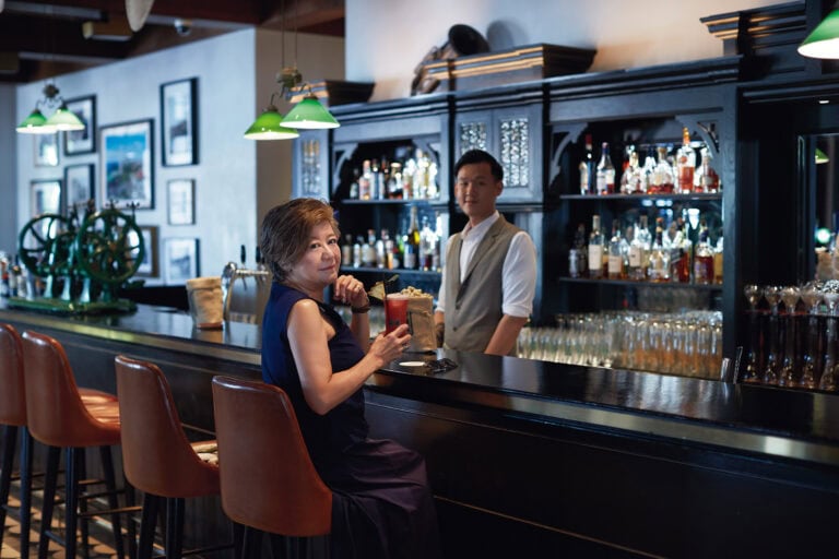 本家本元「ロングバー」のシンガポールスリングは、ジンをベースに、パイナップルやライムのジュース、チェリーリキュール、グレナデンシロップをブレンド。