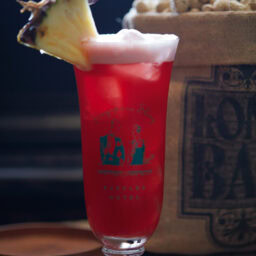 本家本元「ロングバー」のシンガポールスリングは、ジンをベースに、パイナップルやライムのジュース、チェリーリキュール、グレナデンシロップをブレンド。