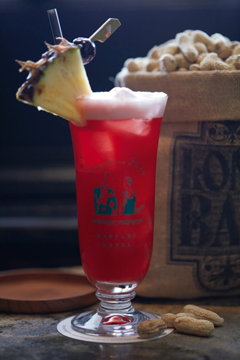 本家本元「ロングバー」のシンガポールスリングは、ジンをベースに、パイナップルやライムのジュース、チェリーリキュール、グレナデンシロップをブレンド。