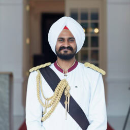 白いターバンと制服をまとった精悍なドアマン。