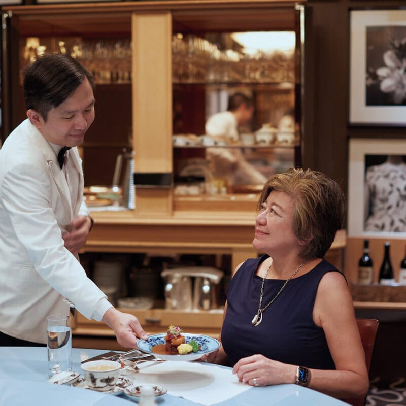 【大人の旅案内】地曳いく子さんが出会った、シンガポールの極上グルメと憧れホテル——サマーパビリオン＆ラッフルズへ