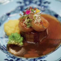 エビを詰めたナスと煮込んだホタテの貝柱にスパイシーなソースをかけた逸品。