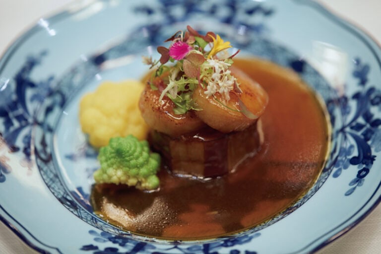 エビを詰めたナスと煮込んだホタテの貝柱にスパイシーなソースをかけた逸品。