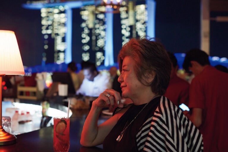 ザ・フラトン・ベイ・ホテルのスタイリッシュな「ランタンルーフトップバー」で美しい夜景を眺めながら、カクテルと音楽に酔いしれ空港へ。