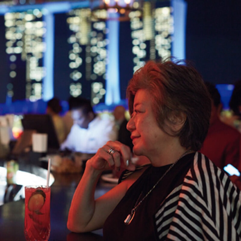 【大人のシンガポール旅】スタイリスト地曳いく子さんに学ぶ、フライト前の優雅な過ごし方——プール・屋台・夜景バーで締めくくる最終日