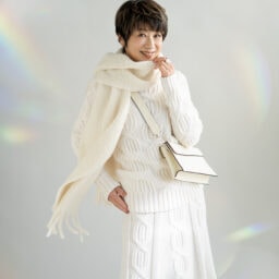 ニット¥357,500、スカート¥327,800/マーロ(ウールン商会)、マフラー¥68,200 /ロレーナ アントニアッツィ(ウールン商会)、人差し指のリング¥72,600、中指のリング¥97,900 /ともにヒロタカ(ヒロタカ 表参道ヒルズ)、バッグ¥346,500 /ヴァレクストラ(ヴァレクストラ・ジャパン)