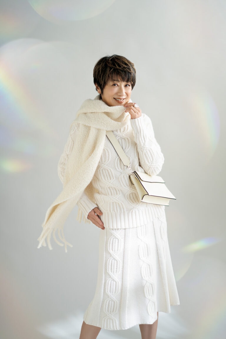 ニット¥357,500、スカート¥327,800/マーロ(ウールン商会)、マフラー¥68,200 /ロレーナ アントニアッツィ(ウールン商会)、人差し指のリング¥72,600、中指のリング¥97,900 /ともにヒロタカ(ヒロタカ 表参道ヒルズ)、バッグ¥346,500 /ヴァレクストラ(ヴァレクストラ・ジャパン)