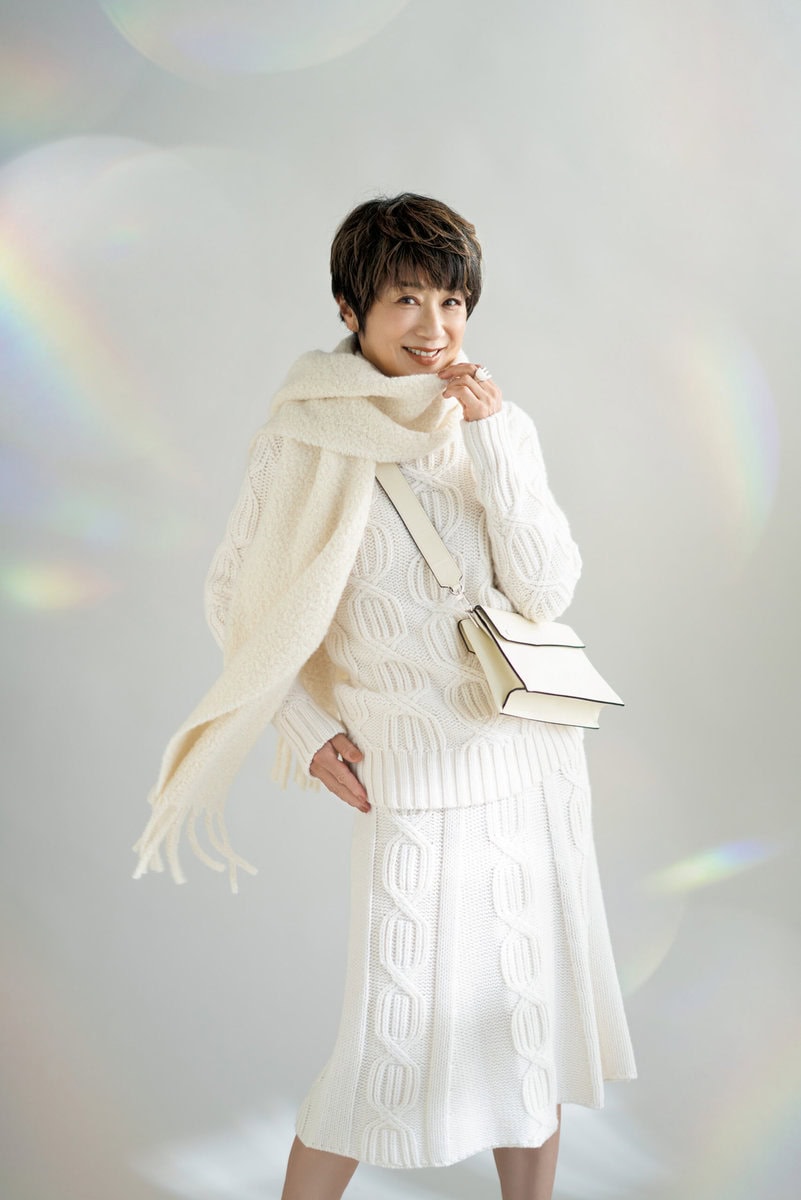 ニット¥357,500、スカート¥327,800/マーロ(ウールン商会)、マフラー¥68,200 /ロレーナ アントニアッツィ(ウールン商会)、人差し指のリング¥72,600、中指のリング¥97,900 /ともにヒロタカ(ヒロタカ 表参道ヒルズ)、バッグ¥346,500 /ヴァレクストラ(ヴァレクストラ・ジャパン)