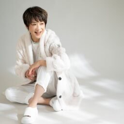 エコファーコート¥162,800/エルマンノ フィレンツェ(ウールン商会)、Tシャツ¥51,700、パンツ¥69,300 /ともにイレブンティ(三喜商事)、チョーカー¥3,544,200、ネックレス¥1,215,500、人差し指のリング¥432,300、中指指先のリング¥181,500、中指のリング¥347,600/すべてフォッぺ(フォッぺジャパン)、靴¥110,000/セルジオ ロッシ(セルジオ ロッシ ジャパン カスタマーサービス)