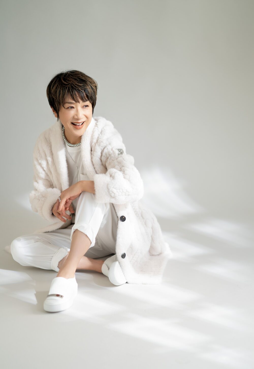 エコファーコート¥162,800/エルマンノ フィレンツェ(ウールン商会)、Tシャツ¥51,700、パンツ¥69,300 /ともにイレブンティ(三喜商事)、チョーカー¥3,544,200、ネックレス¥1,215,500、人差し指のリング¥432,300、中指指先のリング¥181,500、中指のリング¥347,600/すべてフォッぺ(フォッぺジャパン)、靴¥110,000/セルジオ ロッシ(セルジオ ロッシ ジャパン カスタマーサービス)