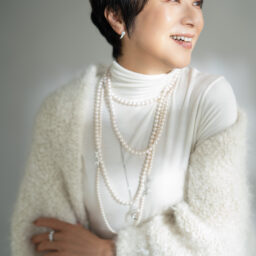 タートルトップス¥60,500/プーロタット(サン・フレール)、ニットボレロ¥99,000/オーヴィル(オーヴィル カスタマーサービス)、ピアス¥427,900、リング¥671,000、大玉一連ネックレス¥1,016,400、中玉ロングネックレス¥1,980,000、星つきネックレス¥3,630,000、ペンダント¥653,400/すべてTASAKI