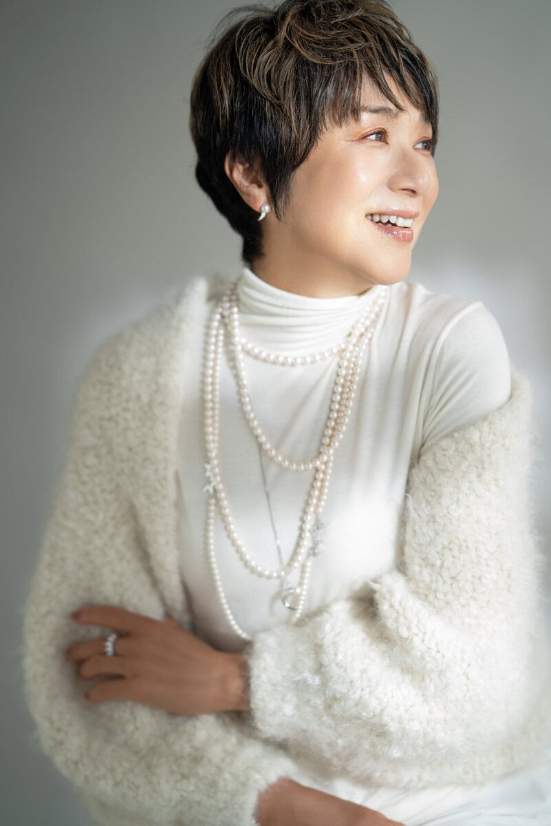 タートルトップス¥60,500/プーロタット(サン・フレール)、ニットボレロ¥99,000/オーヴィル(オーヴィル カスタマーサービス)、ピアス¥427,900、リング¥671,000、大玉一連ネックレス¥1,016,400、中玉ロングネックレス¥1,980,000、星つきネックレス¥3,630,000、ペンダント¥653,400/すべてTASAKI