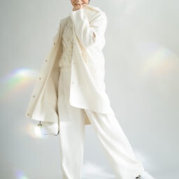 コート¥434,500、ニット帽¥38,500/ともにイレブンティ(三喜商事)、ニット¥181,500 /ファビアナ フィリッピ(コロネット)、パンツ¥42,900/ロゥタス(ロゥタスカスタマーサービス)、リング¥728,200/TASAKI、バッグ¥207,900 /ジミー チュウ、靴¥156,200/ジェイエムウエストン(ジェイエムウエストン青山店)