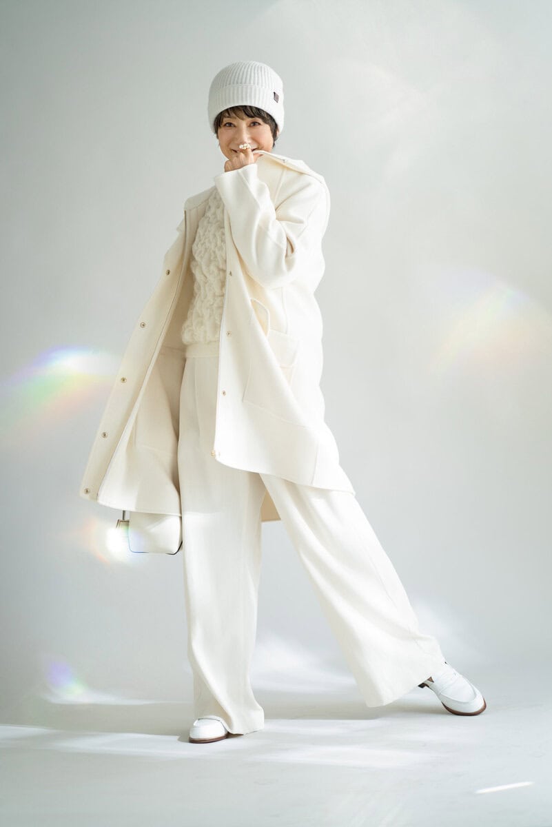 コート¥434,500、ニット帽¥38,500/ともにイレブンティ(三喜商事)、ニット¥181,500 /ファビアナ フィリッピ(コロネット)、パンツ¥42,900/ロゥタス(ロゥタスカスタマーサービス)、リング¥728,200/TASAKI、バッグ¥207,900 /ジミー チュウ、靴¥156,200/ジェイエムウエストン(ジェイエムウエストン青山店)