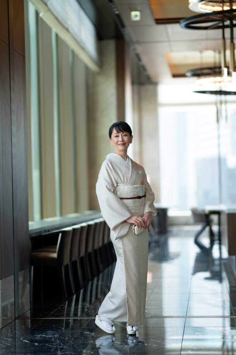 着物〈御召し〉¥198,000、帯¥275,000、帯揚げ¥16,500、帯締め¥9,350 ／すべて田園調布 秀や、リング¥146,300／ヒロタカ（ヒロタカ 表参道ヒルズ）、バッグ¥273,900／ジミー チュウ、その他／スタイリスト私物