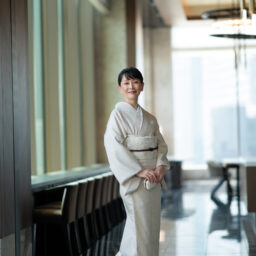 着物〈御召し〉¥198,000、帯¥275,000、帯揚げ¥16,500、帯締め¥9,350 ／すべて田園調布 秀や、リング¥146,300／ヒロタカ（ヒロタカ 表参道ヒルズ）、バッグ¥273,900／ジミー チュウ、その他／スタイリスト私物