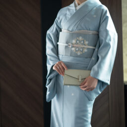 着物〈小紋〉¥275,000、帯¥264,000、帯揚げ¥15,400、帯締め¥29,700／すべて田園調布 秀や、バッグ¥300,300／ヴァレクストラ（ヴァレクストラ・ジャパン）、リング¥198,000／ヒロタカ（ヒロタカ 表参道ヒルズ）、その他／スタイリスト私物