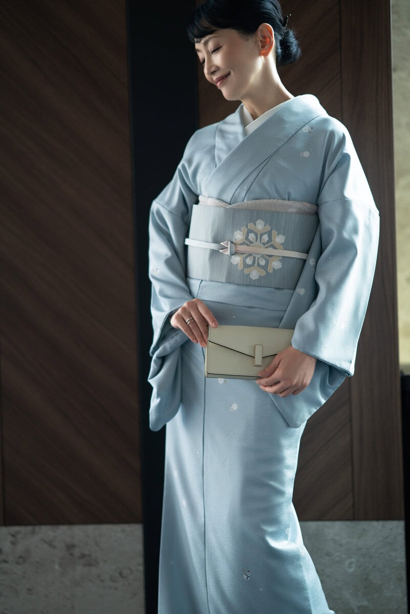 着物〈小紋〉¥275,000、帯¥264,000、帯揚げ¥15,400、帯締め¥29,700／すべて田園調布 秀や、バッグ¥300,300／ヴァレクストラ（ヴァレクストラ・ジャパン）、リング¥198,000／ヒロタカ（ヒロタカ 表参道ヒルズ）、その他／スタイリスト私物