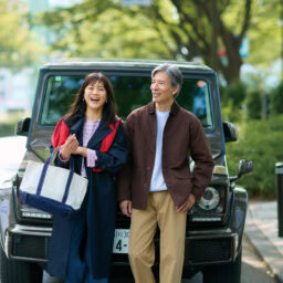 ピアス¥22,660／バルブス、ネックレス¥33,000／アルポ（ともにズットホリック） 【夫】ジャケット¥34,100／シエラデザインズ（アリガインターナショナル）、スエット¥14,300／マーモット（サードシップ）、パンツ¥7,990／ギャップ、靴¥29,700／ブランドストーン（シードコーポレーション）