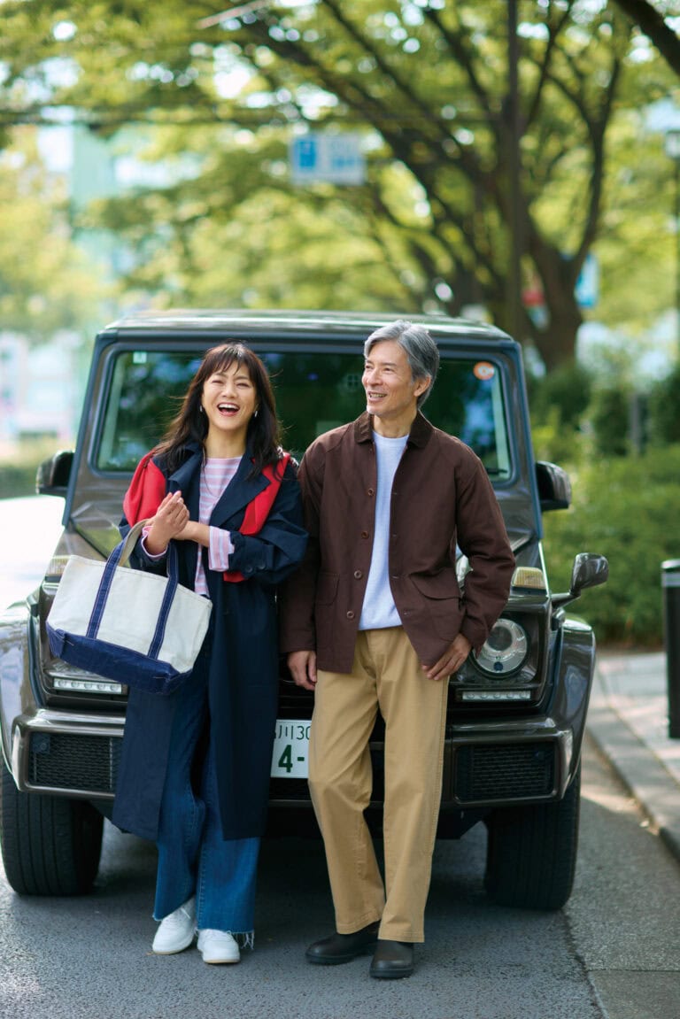 ピアス¥22,660／バルブス、ネックレス¥33,000／アルポ（ともにズットホリック） 【夫】ジャケット¥34,100／シエラデザインズ（アリガインターナショナル）、スエット¥14,300／マーモット（サードシップ）、パンツ¥7,990／ギャップ、靴¥29,700／ブランドストーン（シードコーポレーション）