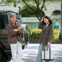 ピアス¥24,640／フェルセラ（ズットホリック） 【夫】ジャケット¥46,200／サンディニスタ（カバーコード ナカメグロ）、ニット¥24,200、パンツ¥16,500、靴［オープン価格］¥14,300／ともにアディダス ゴルフ（アディダスゴルフお客様窓口）、靴下／私物