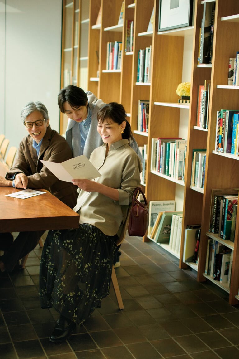 ピアス¥12,760/フル・オブ・グレイス、ネックレス¥32,340/フェルセラ(ともにズットホリック) 【夫】ジャケット¥46,200、パンツ¥29,700/ともにサンディニスタ(カバーコード ナカメグロ)、シャツ¥2,990/ユニクロ、メガネ/私物 【息子】シャツ¥2,990、スエット¥2,990/ともにユニクロ、パンツ¥7,990/ギャップ、 靴¥15,950/ニューバランス(ニューバランスお客様相談室)