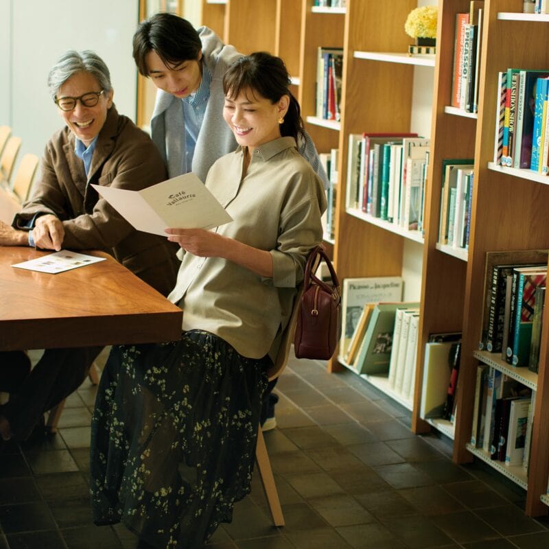 【60代ファッション】少しおしゃれをして家族でランチ。花柄プリントのスカートで華やぎをプラス! 素敵な宝島田家物語20日目【60代秋の着まわし30daysDay20】