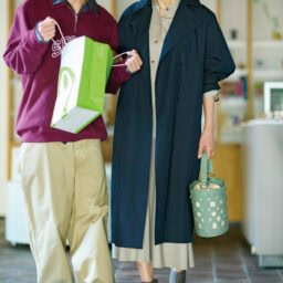 ピアス¥34,650／インツー・デザイン（ズットホリック） 【息子】スエット¥8,990、シャツ［一部店舗限定］¥9,990／ともにギャップ、パンツ¥29,700／ナイジェル・ケーポン（アウターリミッツ）、靴¥15,950／ニューバランス（ニューバランスジャパンお客様相談室）