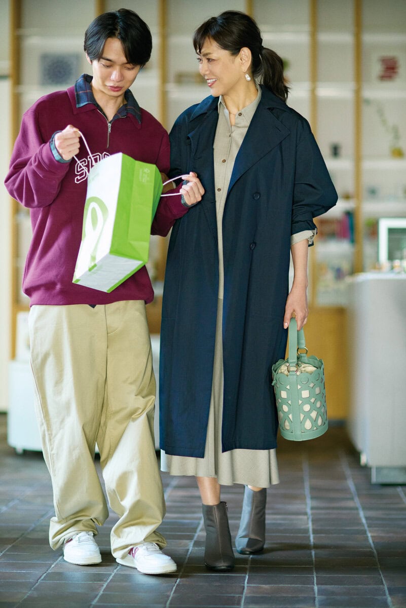 ピアス¥34,650／インツー・デザイン（ズットホリック） 【息子】スエット¥8,990、シャツ［一部店舗限定］¥9,990／ともにギャップ、パンツ¥29,700／ナイジェル・ケーポン（アウターリミッツ）、靴¥15,950／ニューバランス（ニューバランスジャパンお客様相談室）