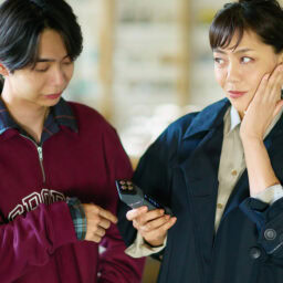 「コレ、いいらしいよ」（翔太） 「そうなの？　買っちゃおうかな」（明美）