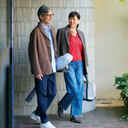 ピアス¥24,640／フェルセラ（ズットホリック） 【夫】ジャケット¥46,200／サンディニスタ（カバーコード ナカメグロ）、シャツ¥2,990／ユニクロ、パンツ¥18,700／サンディニスタ（トゥー・ステップ）、靴［オープン価格］¥14,300／アディダス ゴルフ（アディダスゴルフお客様窓口）、メガネ／私物