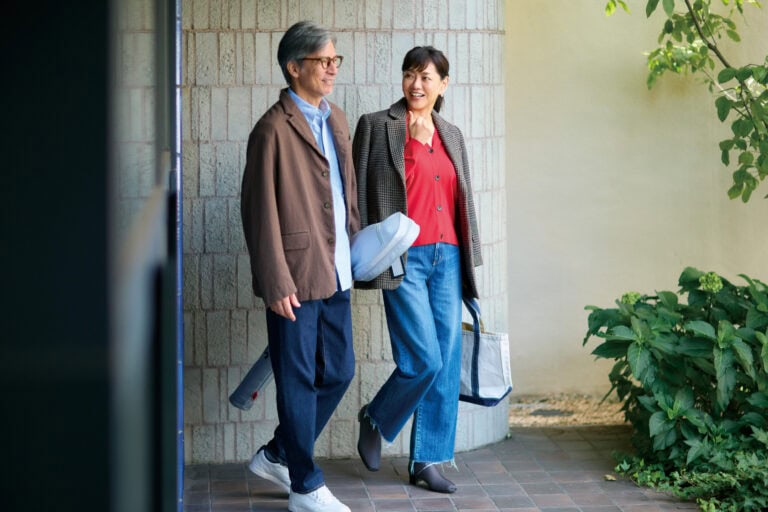 ピアス¥24,640／フェルセラ（ズットホリック） 【夫】ジャケット¥46,200／サンディニスタ（カバーコード ナカメグロ）、シャツ¥2,990／ユニクロ、パンツ¥18,700／サンディニスタ（トゥー・ステップ）、靴［オープン価格］¥14,300／アディダス ゴルフ（アディダスゴルフお客様窓口）、メガネ／私物