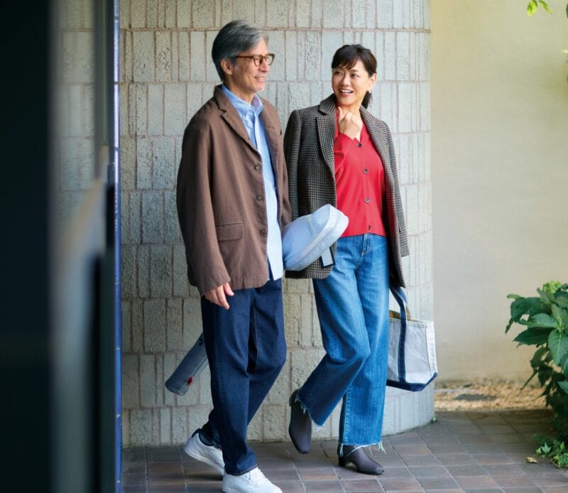 【60代ファッション】トレンドの「ブラウン×ワイドデニム」の夫婦リンクコーデ！ゴルフを楽しむ日のこなれたきれいめスタイル　素敵な宝島田家物語11日目【60代秋の着まわし30days Day11】