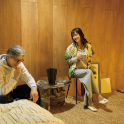 ストール¥16,500／マニプリ 【夫】パーカ¥5,060／ユナイテッドアスレ（キャブ）、シャツ ¥2,990／ユニクロ、パンツ¥7,990／ギャップ、メガネ／私物