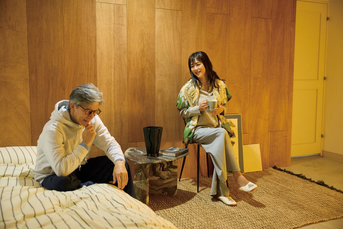 ストール¥16,500／マニプリ 【夫】パーカ¥5,060／ユナイテッドアスレ（キャブ）、シャツ ¥2,990／ユニクロ、パンツ¥7,990／ギャップ、メガネ／私物