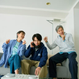 ピアス¥22,660、リング¥21,560/ともにバルブス(ズットホリック) 【夫】パーカ¥5,060/ユナイテッドアスレ(キャブ)、シャツ¥2,990/ユニクロ、パンツ¥7,990/ギャップ、靴下/私物 【息子】スエット¥36,300、Tシャツ¥7,590/ともにチャンピオン(ヘインズブランズジャパン カスタマーセンター)、パンツ¥29,700/ナイジェル・ケーポン(アウターリミッツ)