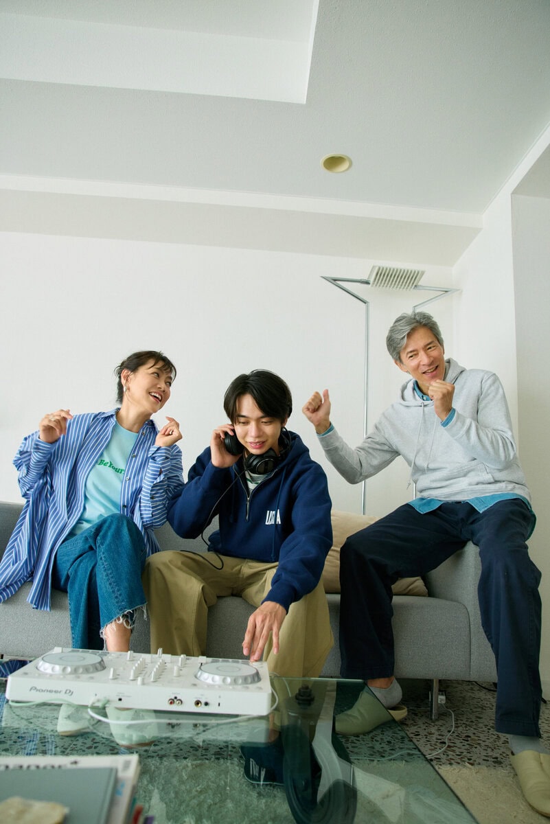 ピアス¥22,660、リング¥21,560/ともにバルブス(ズットホリック) 【夫】パーカ¥5,060/ユナイテッドアスレ(キャブ)、シャツ¥2,990/ユニクロ、パンツ¥7,990/ギャップ、靴下/私物 【息子】スエット¥36,300、Tシャツ¥7,590/ともにチャンピオン(ヘインズブランズジャパン カスタマーセンター)、パンツ¥29,700/ナイジェル・ケーポン(アウターリミッツ)