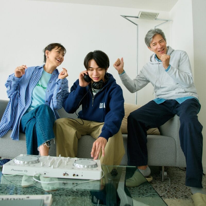 【60代ファッション】家族と過ごす楽しい時間は、動きやすい「デニムスタイル」ブルーでそろえてフレッシュに！素敵な宝島田家物語12日目【60代秋の着まわし30days Day12】