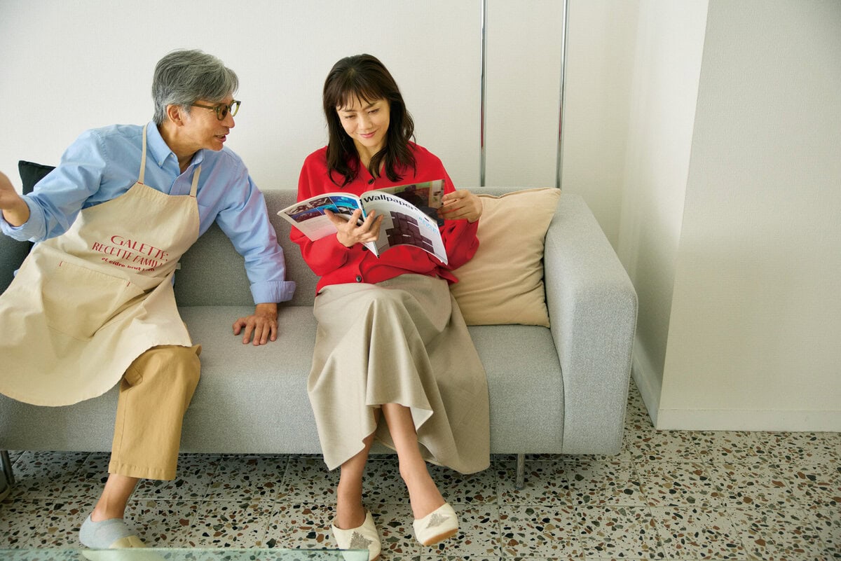 【夫】シャツ¥2,990／ユニクロ、パンツ¥7,990／ギャップ、エプロン¥6,600／ルミノア（ゲストリスト）、メガネ／私物