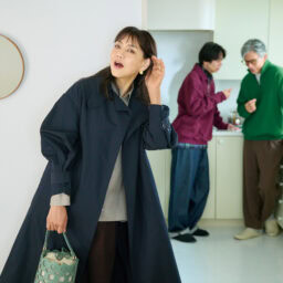 ピアス¥12,760／フル・オブ・グレイス（ズットホリック） 【夫】スエット¥24,200、パンツ¥29,700／ともにサンディニスタ（カバーコード ナカメグロ）、Tシャツ・靴下／私物 【息子】スエット¥8,990、シャツ［一部店舗限定］¥9,990／ともにギャップ、パンツ¥16,500／リー（エドウイン・カスタマーサービス）