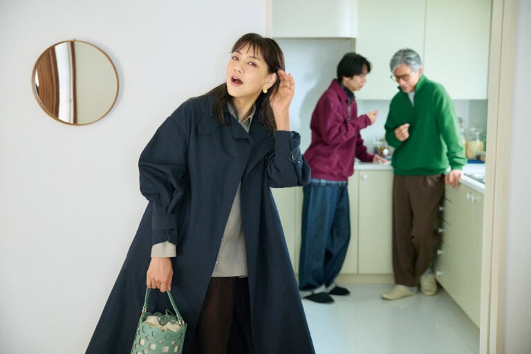 ピアス¥12,760／フル・オブ・グレイス（ズットホリック） 【夫】スエット¥24,200、パンツ¥29,700／ともにサンディニスタ（カバーコード ナカメグロ）、Tシャツ・靴下／私物 【息子】スエット¥8,990、シャツ［一部店舗限定］¥9,990／ともにギャップ、パンツ¥16,500／リー（エドウイン・カスタマーサービス）