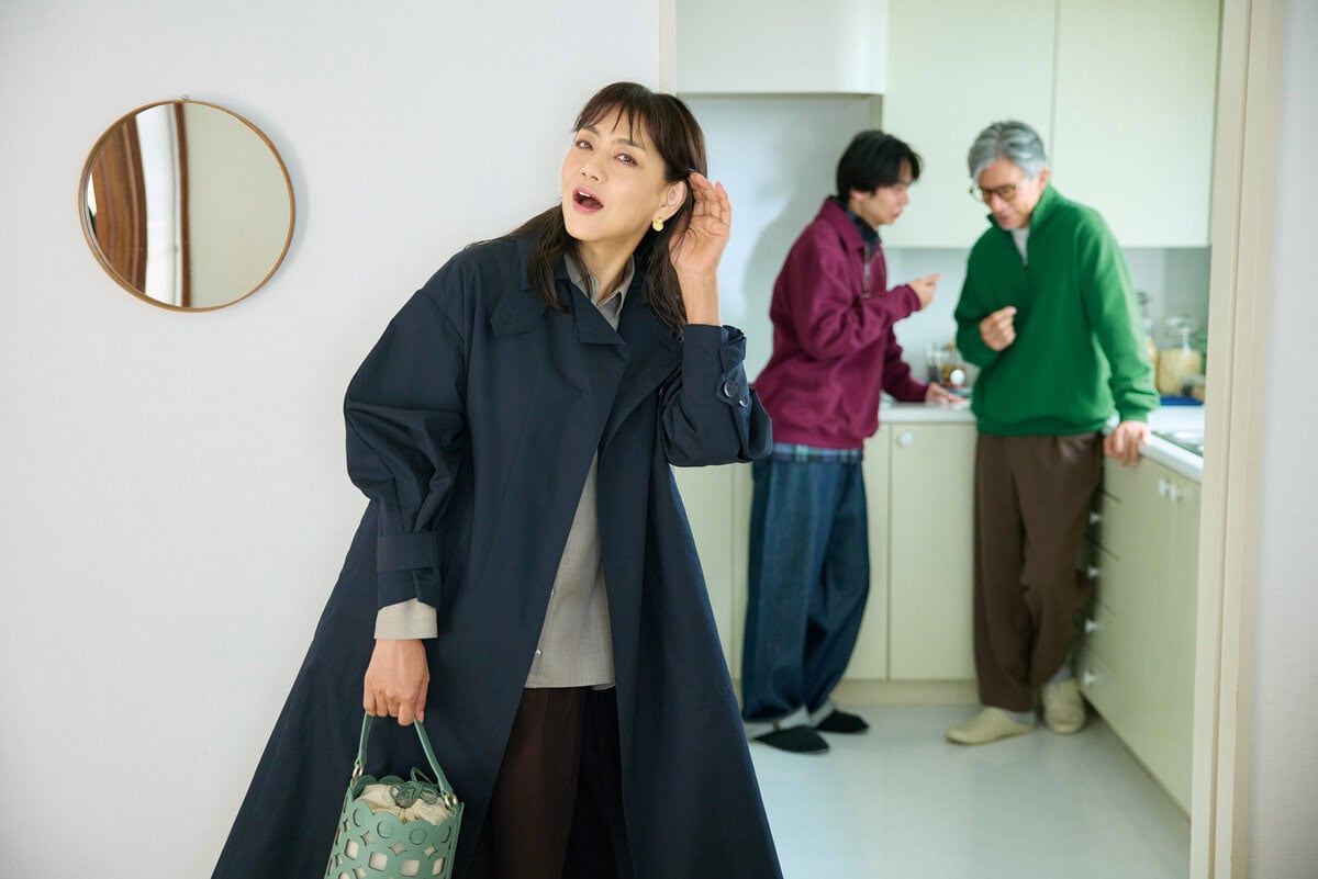 ピアス¥12,760／フル・オブ・グレイス（ズットホリック） 【夫】スエット¥24,200、パンツ¥29,700／ともにサンディニスタ（カバーコード ナカメグロ）、Tシャツ・靴下／私物 【息子】スエット¥8,990、シャツ［一部店舗限定］¥9,990／ともにギャップ、パンツ¥16,500／リー（エドウイン・カスタマーサービス）