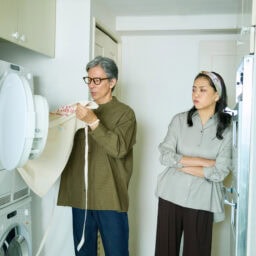 スカーフ¥16,500／マニプリ 【夫】シャツ¥20,900／サンディニスタ（カバーコード ナカメグロ）、パンツ¥18,700／サンディニスタ（トゥー・ステップ）、エプロン¥6,600／ルミノア（ゲストリスト）、メガネ／私物