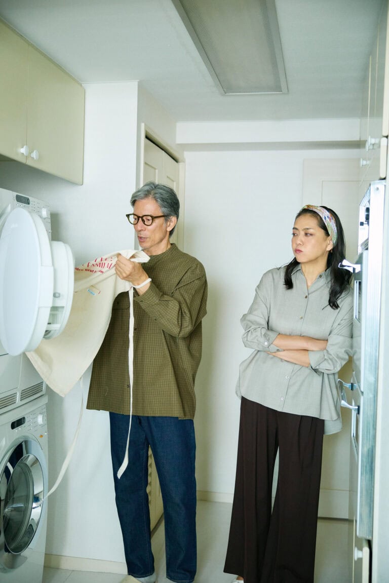 スカーフ¥16,500/マニプリ 【夫】シャツ¥20,900/サンディニスタ(カバーコード ナカメグロ)、パンツ¥18,700/サンディニスタ(トゥー・ステップ)、エプロン¥6,600/ルミノア(ゲストリスト)、メガネ/私物