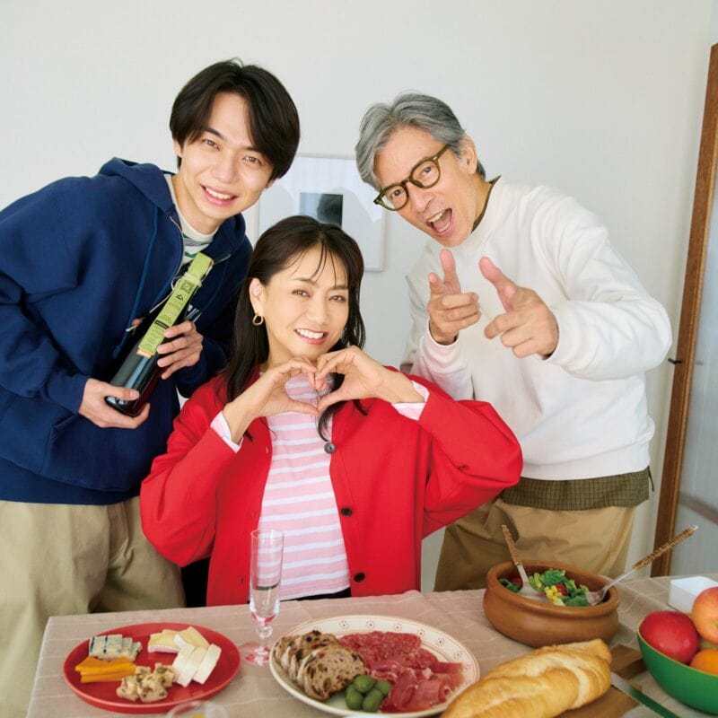 【60代ファッション】還暦祝いに「赤色カーディガン」！人気モデル前田典子さんが家族で共演｜素敵な宝島田家物語30日目【60代秋の着まわし30days Day30】