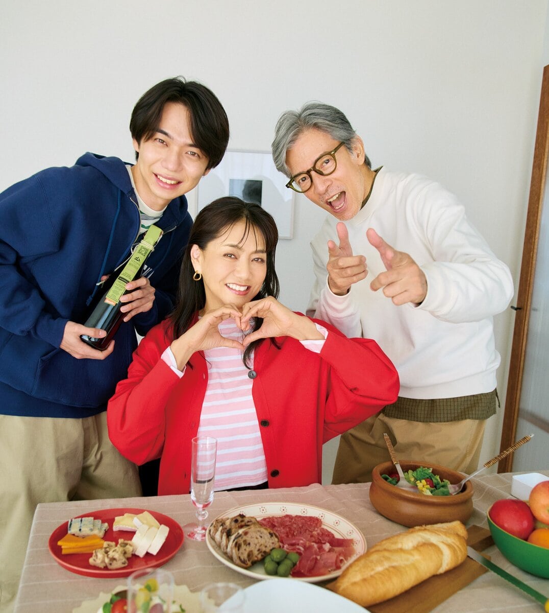 60代ファッション】還暦祝いに「赤色カーディガン」！人気モデル前田