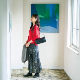 靴下¥770／靴下屋（タビオ）、ストール¥63,800／アソース メレ（アイネックス）、ネックレス¥50,160、ピアス¥22,660／ともにバルブス、バングル¥12,760／ピルグリム（ともにズットホリック）